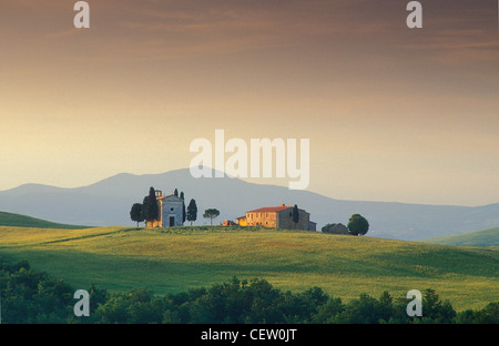 Chapelle et maison sur la colline, nr Pienza, Toscane, Italie Banque D'Images