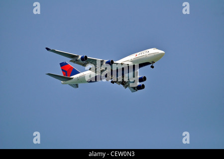 Boeing 747-400 de Delta Airlines en vol le ciel bleu photographié en Israël Banque D'Images