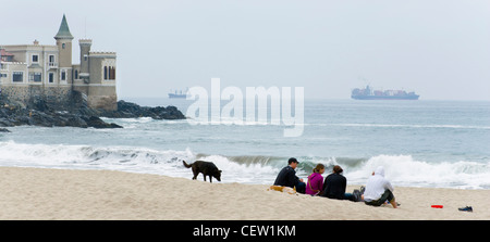 Viña del Mar, Chili, les gens sur la plage près de Wulff Castel (Castillo Wulff, musée et patrimoine). Banque D'Images