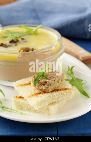 Le pâté de foie de poulet fait maison sur un morceau de pain Banque D'Images