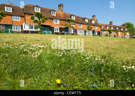 Rangée de vieux chalets dans le village rural de Groombridge, Kent, UK Banque D'Images