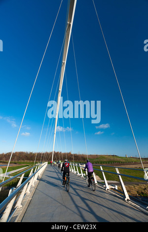 Passage des cyclistes sur le pont de l'infini sur la Rivière Tees, Stockton-on-Tees. Banque D'Images