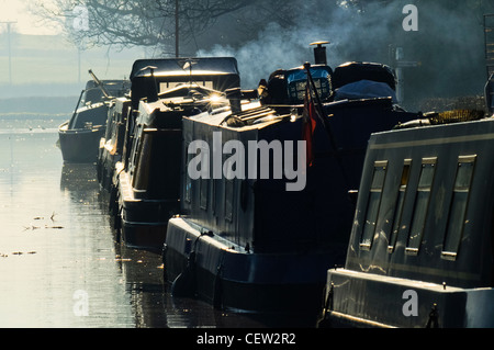 Narrowboats sur le canal près de Lancaster Lancashire Wrea Green, Angleterre Banque D'Images