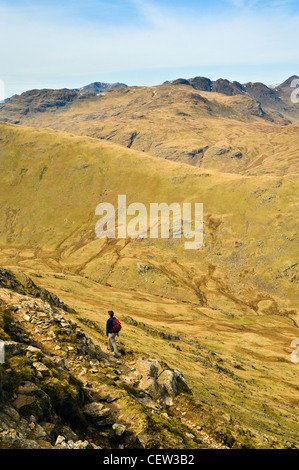 Walker Wetherlam croissant dans le Lake District avec Crinkle Crags sur l'horizon Banque D'Images