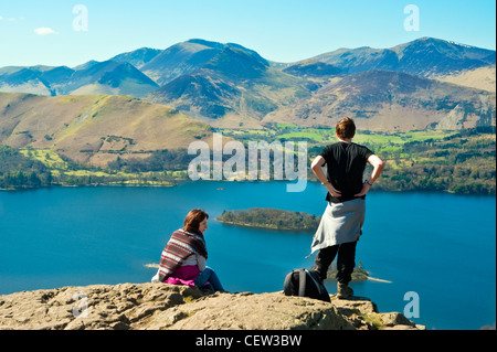 Les promeneurs sur Walla Crag above Derwent l'eau dans le Lake District, en regardant vers le nord-ouest de fells Banque D'Images