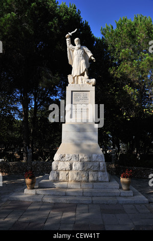 Le Mont Carmel, Israël la statue du prophète Élie à la cour du sanctuaire des Carmélites Banque D'Images