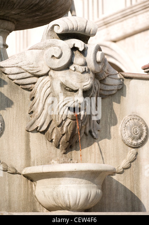 Vin rouge fontaine dans la place San Marco à Venise Banque D'Images