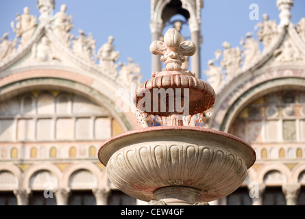 Vin rouge fontaine dans la place San Marco à Venise Banque D'Images