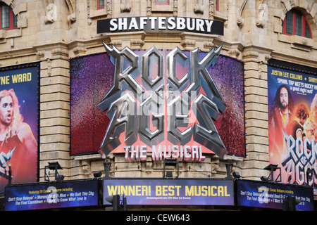 Publicité pour la comédie musicale Rock of Ages à l'extérieur de la Shaftesbury Theatre, Covent Garden, Londres, Angleterre Banque D'Images