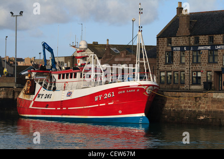 Bateau de pêche dans le port de Peterhead Banque D'Images