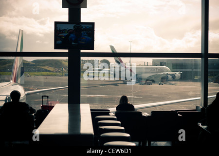 Les gens qui attendent à l'intérieur de l'Aéroport International d'Auckland, Auckland, Nouvelle-Zélande. Banque D'Images