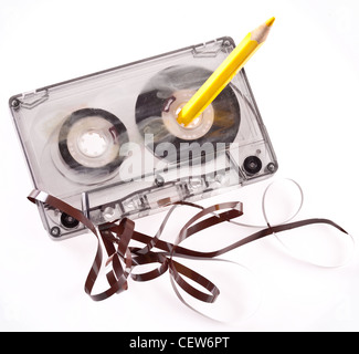 Vieille cassette cassée isolated on white Banque D'Images