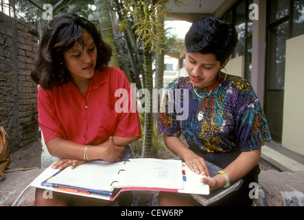 Les étudiants mexicains, les étudiants, l'étude, l'étude de test, tuteur, tutorat, Université de Guadalajara Regional Preparatory School, Puerto Vallarta, Mexique Banque D'Images