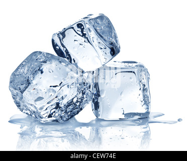 Trois cubes de glace sur fond blanc. Banque D'Images