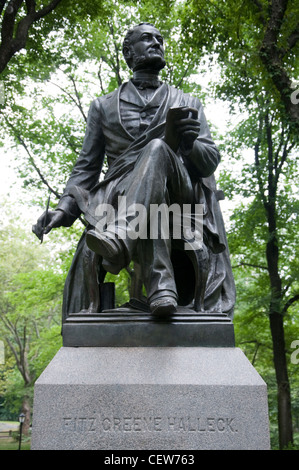 Une statue de Fitz Greene Halleck sur le Mall à Central Park, New York City USA Banque D'Images