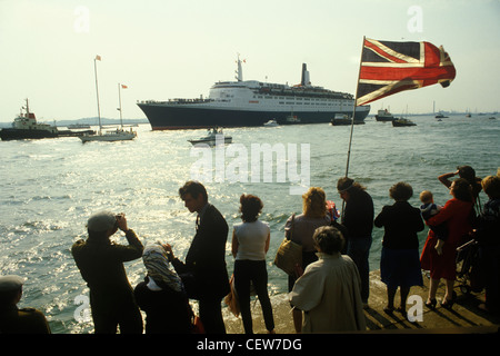 La reine Elizabeth II ii 2 le deuxième trimestre établit des voiles pour les Malouines. La famille et les amis les envoient sur leur chemin. Mai 1982 1980 Royaume-Uni HOMER SYKES Banque D'Images