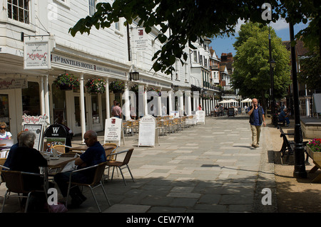 La célèbre colonnade Georgienne connue sous le nom de Pantiles offre une agréable promenade au milieu de Tunbridge Wells dans le Kent, Angleterre. Banque D'Images