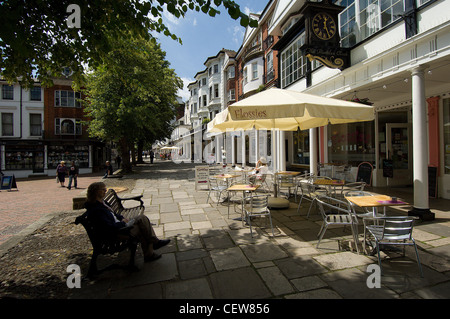 La célèbre colonnade Georgienne connue sous le nom de Pantiles offre une agréable promenade au milieu de Tunbridge Wells dans le Kent, Angleterre. Banque D'Images