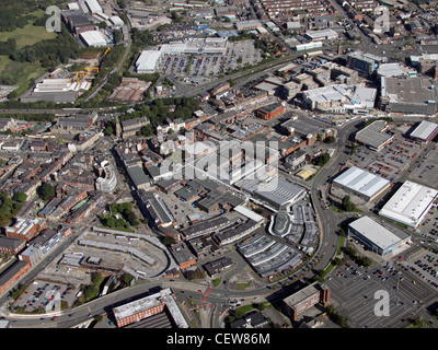 Vue aérienne du centre-ville de Bury depuis le sud avec la gare routière et le centre commercial Mill Gate en vue Banque D'Images