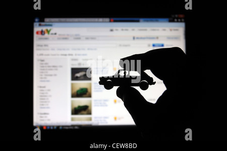 Voiture modèle TENUE À MANS PART AVEC ÉCRAN D'ORDINATEUR AVEC SITE DE VENTE AUX ENCHÈRES EBAY DERRIÈRE RE INTERNET SHOPPING VENTE ACHAT BUSINESS UK Banque D'Images