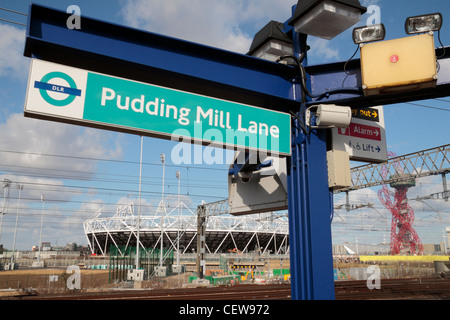 La plate-forme de l'affichage double signe à Pudding Mill Lane DLR station ferroviaire avec le stade des Jeux Olympiques de 2012 derrière. Feb 2012 Banque D'Images