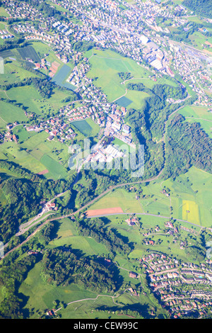 Vue aérienne de la petite ville près de la forêt Banque D'Images
