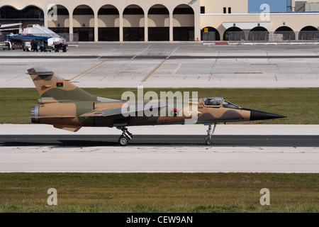 L'Armée de l'air libyenne Dassault Mirage F1E portant l'insigne national post-révolutionnaire Banque D'Images