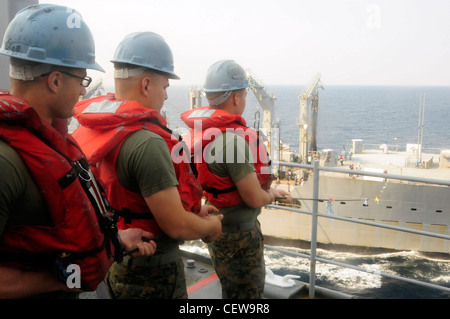 GOLFE DE THAÏLANDE (20 février 2012)- les Marines de la 31e unité expéditionnaire maritime (MEU) ont une ligne de distance de téléphone à bord du quai amphibie déployé à bord du navire USS Germantown (LSD 42) lors d'un réapprovisionnement en mer avec USNS Tippecanoe (T-AO-199). Germantown, avec des éléments embarqués du 31e MEU, est actuellement en cours après avoir participé à l'exercice Cobra Gold 2012, un exercice annuel conjoint et multinational, parrainé conjointement par la Thaïlande et les États-Unis, conçu pour faire progresser la sécurité dans toute la région Asie-Pacifique et améliorer l'interopérabilité avec les pays participants. Banque D'Images