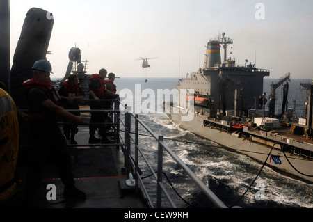 GOLFE DE THAÏLANDE (20 février 2012)- les Marines de la 31e unité expéditionnaire maritime (MEU) ont une ligne de distance de téléphone à bord du quai amphibie déployé à bord du navire USS Germantown (LSD 42) lors d'un réapprovisionnement en mer avec USNS Tippecanoe (T-AO-199). Germantown, avec des éléments embarqués du 31e MEU, est actuellement en cours après avoir participé à l'exercice Cobra Gold 2012, un exercice annuel conjoint et multinational, parrainé conjointement par la Thaïlande et les États-Unis, conçu pour faire progresser la sécurité dans toute la région Asie-Pacifique et améliorer l'interopérabilité avec les pays participants. Banque D'Images