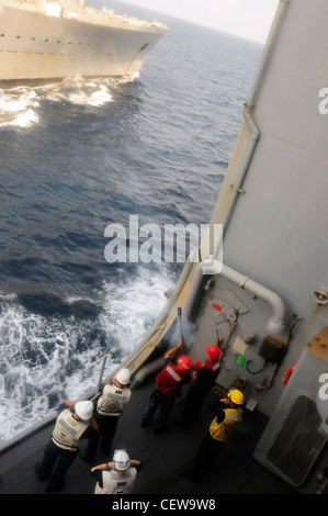 GOLFE DE THAÏLANDE (20 février 2012)- le Matelot de mer Derrick Yoder tire une ligne téléphonique vers le Tippecanoe (T-AO-199) de l'USNS lors d'un réapprovisionnement en mer entre le quai d'atterrissage amphibie déployé à l'avant USS Germantown (LSD 42) et le USS Tortuga (LSD 46). Germantown, avec des éléments embarqués de la 31e unité expéditionnaire maritime (31e unité MEU), est en cours après avoir participé à l'exercice Cobra Gold 2012, un exercice annuel conjoint et multinational parrainé par la Thaïlande et les États-Unis, conçu pour faire progresser la sécurité dans toute la région Asie-Pacifique et améliorer l'interopérabilité avec les pays participants. Banque D'Images