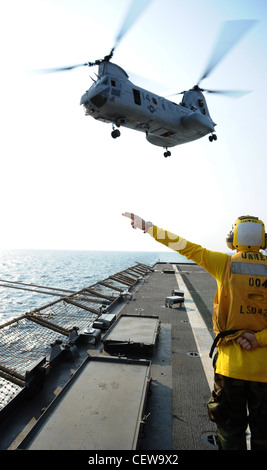 GOLFE DE THAÏLANDE (20 février 2012) – le compagnon de Boatswain de 3e classe Jamie Mayle guide un hélicoptère CH-46 Sea Knight lors d’une reconstitution en mer à bord du quai amphibie déployé à bord du navire d’atterrissage USS Germantown (LSD 42). Germantown, avec des éléments embarqués de la 31e unité expéditionnaire maritime, est en cours après avoir participé à l'exercice Cobra Gold 2012, un exercice annuel conjoint et multinational parrainé par la Thaïlande et les États-Unis, conçu pour faire progresser la sécurité dans toute la région Asie-Pacifique et améliorer l'interopérabilité avec les pays participants. Banque D'Images