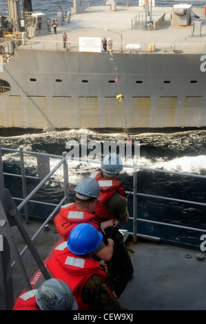 GOLFE DE THAÏLANDE (20 février 2012)- les Marines de la 31e unité expéditionnaire maritime (MEU) ont une ligne de distance de téléphone à bord du quai amphibie déployé à bord du navire USS Germantown (LSD 42) lors d'un réapprovisionnement en mer avec USNS Tippecanoe (T-AO-199). Germantown, avec des éléments embarqués du 31e MEU, est actuellement en cours après avoir participé à l'exercice Cobra Gold 2012, un exercice annuel conjoint et multinational, parrainé conjointement par la Thaïlande et les États-Unis, conçu pour faire progresser la sécurité dans toute la région Asie-Pacifique et améliorer l'interopérabilité avec les pays participants. Banque D'Images