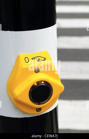 Gros plan d'une concordance avec un bouton jaune route floue à l'arrière-plan Banque D'Images