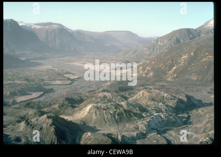 Cette vue en aval de la vallée de la rivière Toutle de North Fork, près du mont équipé Helens, montre les séquelles de l’avalanche de débris survenue lors de l’éruption de 1980. L'avalanche a transporté 2/3 milles cubes (2,3 kilomètres cubes) de matériau, voyageant 15 milles en aval, altérant considérablement le paysage. Banque D'Images