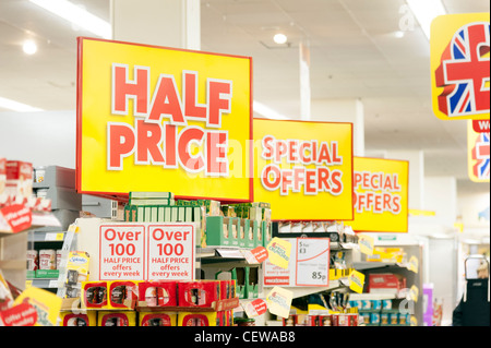 Offres spéciales et moitié prix signes en supermarché Morrisons, England, UK Banque D'Images