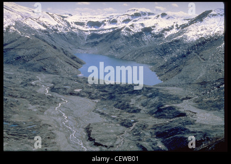 L'éruption du mont préparé Helens le 18 mai 1980 a provoqué une avalanche de débris massive qui a couvert plus de 24 milles carrés de la vallée de la rivière Toutle, formant de nouveaux lacs comme Castle Lake et Coldwater Lake. L’éruption a radicalement remodelé le paysage. Banque D'Images