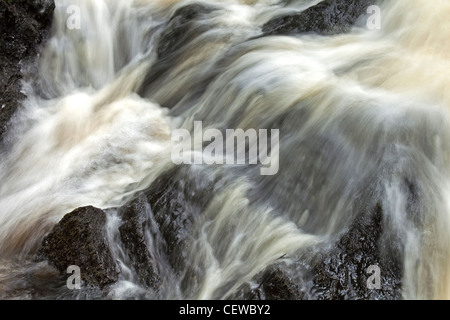 Une image de l'eau se précipiter sur les rochers, dans une chute d'eau Banque D'Images