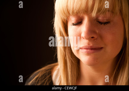 Une triste à pleurer des larmes bouleversée , femme adolescente aux cheveux blonds Banque D'Images