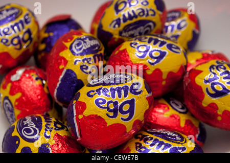 Bol de Cadbury creme egg minis Banque D'Images
