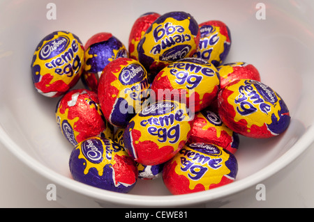 Bol de Cadbury creme egg minis Banque D'Images