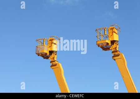 Grue jaune contre un ciel bleu Banque D'Images