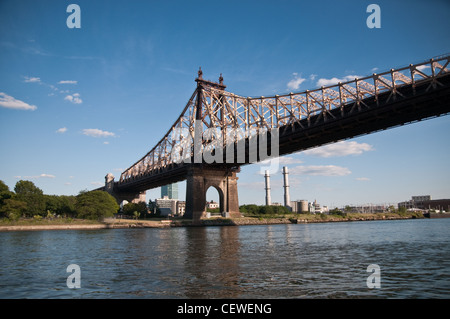 L'Ed Koch Queensboro Bridge, vu de l'East River en direction de Queens à New York. Également connu sous le nom de la 59ème Street Bridge . Banque D'Images