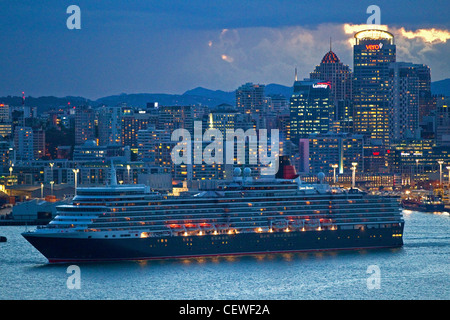 Le paquebot de luxe Queen Elizabeth quitte Auckland, Nouvelle-Zélande Banque D'Images