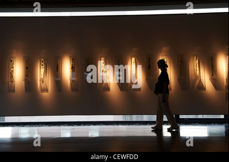 Une femme marche par une installation à l'Yingge Ceramics Museum. Banque D'Images