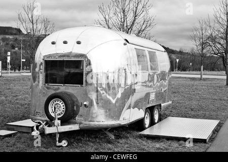 Caravane Airstream d'argent dans les motifs de la Vitra Design Museum, Weil am Rhein, Allemagne Banque D'Images