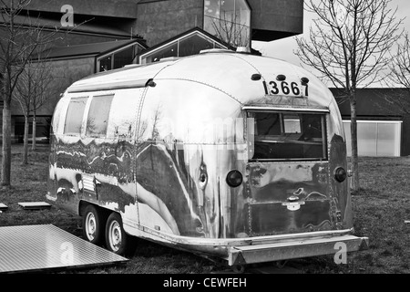 Caravane Airstream d'argent dans les motifs de la Vitra Design Museum, Weil am Rhein, Allemagne Banque D'Images