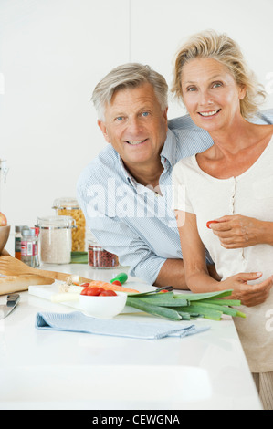 D'âge mûr à la préparation des repas ensemble, portrait Banque D'Images