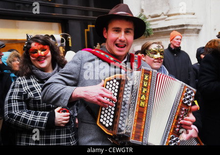 Des musiciens de rue au Carnaval de Venise 2012. Banque D'Images