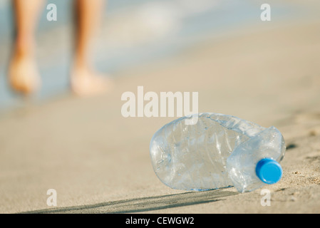 Bouteille d'eau en plastique abandonnés sur la plage Banque D'Images