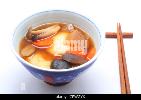 Gâteaux de riz bouilli avec des légumes sur le jour de l'an. La nourriture japonaise Banque D'Images